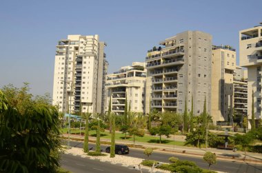 Güzel bir ev. Modern konut. İsrail - yüksek binalar, çiçekler ve palmiye ağaçları. Konsept: yaşamak için güzel bir yer, emlak satın almak için İsrail Rishon Le Zion Ekim 2022