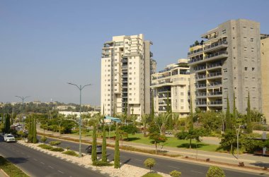 Güzel bir ev. Modern konut. İsrail - yüksek binalar, çiçekler ve palmiye ağaçları. Konsept: yaşamak için güzel bir yer, emlak satın almak için İsrail Rishon Le Zion Ekim 2022