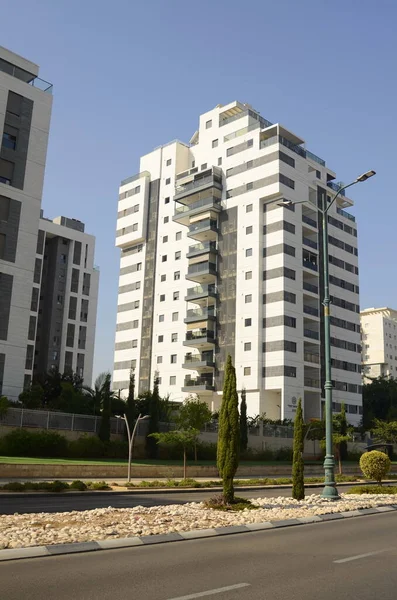 stock image Beautiful residential building. Modern housing. Israel - high-rise building, flowering and palm trees. Concept: nice place to live, real estate purchase Israel Rishon Le Zion oktober 2022