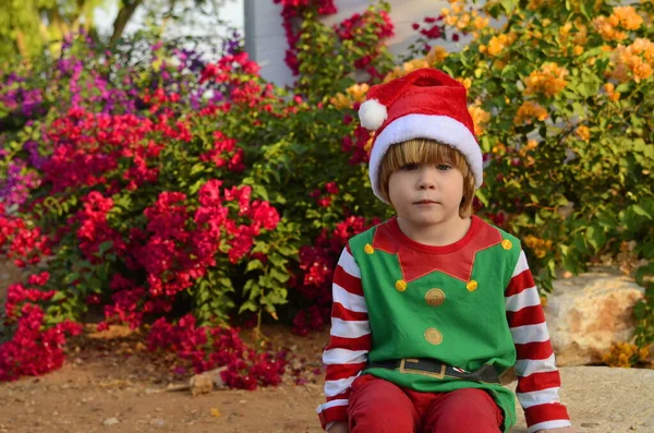Lindo Chico Traje Elfo Sombrero Santa Claus Emociones Niño Muecas — Foto de Stock