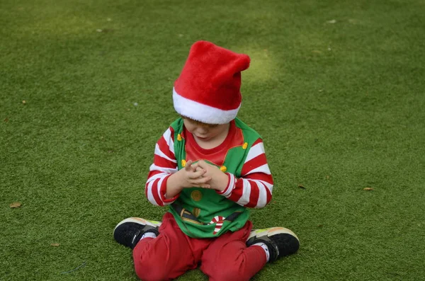 Słodki Pozytywny Chłopiec Kapeluszu Świętego Mikołaja Kostium Elfa Zielonym Tle — Zdjęcie stockowe