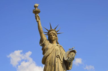 NETIVOT ISRAEL - Kasım 2022: Gökyüzünde Özgürlük Heykeli modeli. Kopya, kopyala, kopyala