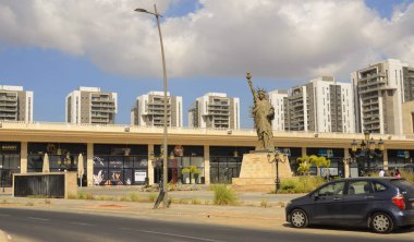 NETIVOT ISRAEL - Kasım 2022: Negev Çölü 'ndeki Manhattan konut kompleksinin önündeki Özgürlük Heykeli modeli. Alışveriş merkezinin, dükkanların ve modern binaların önündeki alan 