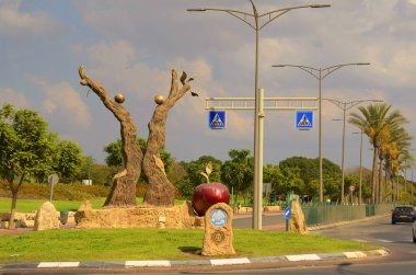 Israel Netivot Kasım 2022. Yolda döner kavşak, Elma ağacının anıtı. Sıra dışı heykeller, montajlar, sanat eserleri. Çöldeki şehir.