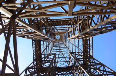 Küçük Paris. Eyfel kulesinin kopyası ve Fransa bayrağı güzel bir gökyüzüne karşı. Kule, maket, minyatür. Fransız havası.