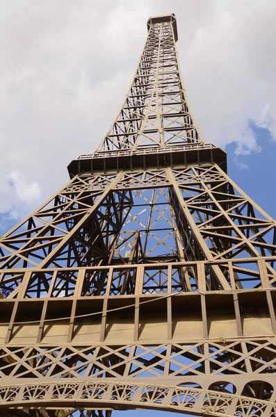 Pequena Paris Réplica Torre Eiffel Bandeira França Contra Belo Céu — Fotografia de Stock