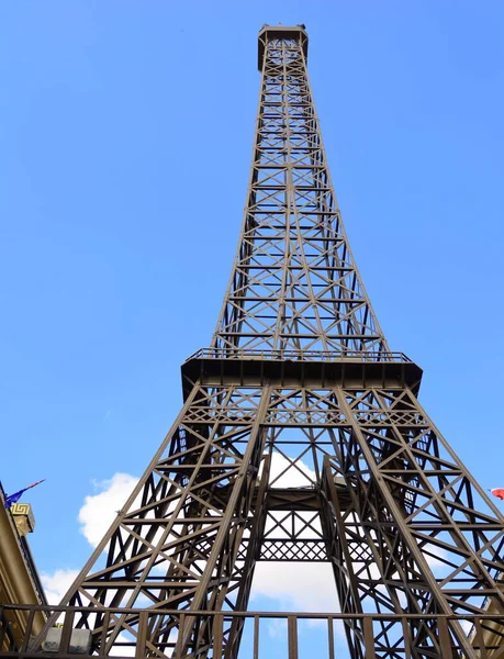 Pequena Paris Réplica Torre Eiffel Bandeira França Contra Belo Céu — Fotografia de Stock