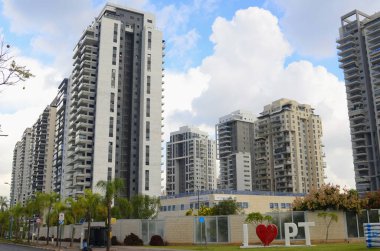 İsrail Petah Tikva. Kasım 2petah Tikvu022 Modern yerleşim alanı, yüksek evler. Şehir sembolü Büyük harflerle 