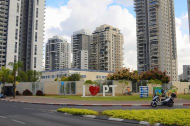 İsrail Petah Tikva. Kasım 2petah Tikvu022 Modern yerleşim alanı, yüksek evler. Şehir sembolü Büyük harflerle 