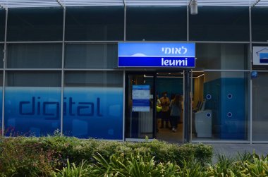İsrail. Petha Tikva. Kasım 2022. İsrail 'deki Bank Lömi cephesi. Ülkenin en büyük bankasının logosu. Dijital şube, self servis. İsrail 'in önde gelen bankalarından birinin dış görünüşü