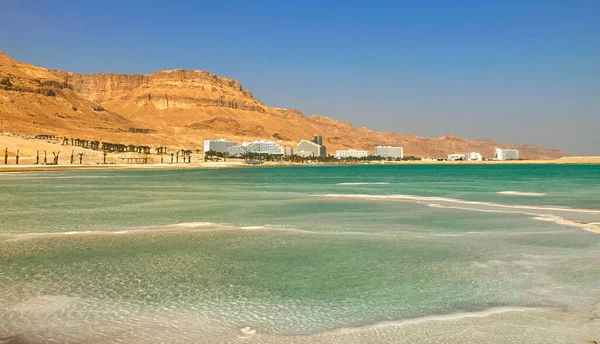 stock image Ein Bokek resort on the Dead Sea in Israel. The majestic mountains of the Judean Desert, the snow-white buildings of luxury hotels, the turquoise sea and salt mushrooms.