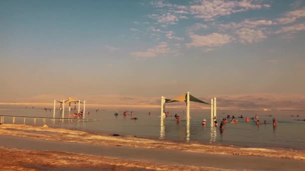 Israel Dead Sea度假胜地Ein Bobek 2022年11月 海滩在沙漠中 人们在死海中游泳 老年人的健康浴 温泉在新鲜空气中的处理 日光浴 — 图库视频影像