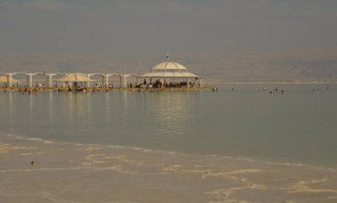 İsmail. Ölü deniz Ein Bobek. Kasım 2022. Halka açık plajlar ve yüzen insanlar. İsrail sağlık merkezi. Terapötik çamur ve tuzlu su.