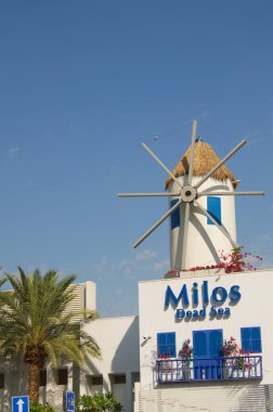 İsrail Ein Bobek Kasım 2022. Milos Oteli 'nin orijinal binası Yunan tarzında. Yel değirmeni ve Santorini tarzı ev. Ölü Deniz 'deki İsrail tatil beldesi