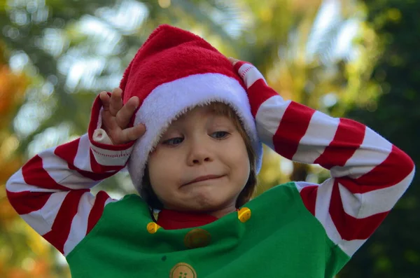 Pozytywne Śmieszne Dziecko Kapeluszu Świętego Mikołaja Kostium Elfa Gaju Palmowym — Zdjęcie stockowe