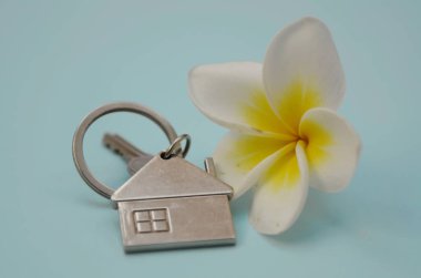 Dairenin anahtarları, ev. Sahilde mülk satın almak, deniz kenarında ev kiralamak. Plumeria çiçeği - tropikal yönün bir sembolü