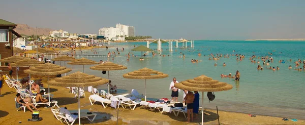 Resort Dead Sea Beach Straw Umbrellas Lifeguard Houses People Bathe — Stock Photo, Image