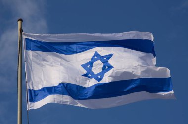 Rüzgarda uçuşan İsrail bayrakları. Güzel mavi gökyüzü. Davud 'un Yıldızı, İsrail Devleti' nin mavi ve beyaz bayrağı