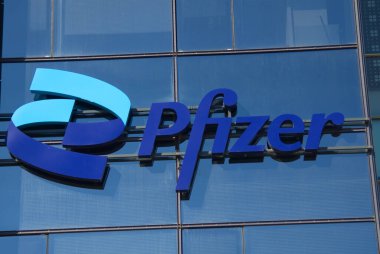 Israel Marina Herzliya. Kasım 2022. Modern bir binanın camında Pfizer Şirketi logosu. Ofis ve marka adı. Koronovirüs ve hastalıklara karşı aşı üretme laboratuvarı.