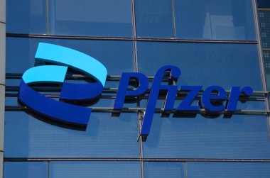 Israel Marina Herzliya. Kasım 2022. Modern bir binanın camında Pfizer Şirketi logosu. Ofis ve marka adı. Koronovirüs ve hastalıklara karşı aşı üretme laboratuvarı.