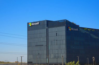 İsrail Herzliya Kasım 2022. Microsoft binası. Cam ve metalden yapılmış modern bir merkez. Bill Gates şirket logosu.