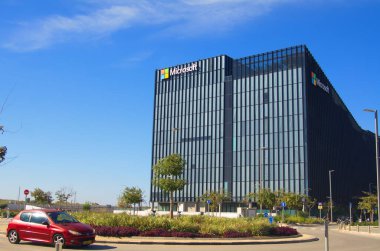 İsrail Herzliya Kasım 2022. Microsoft binası. Cam ve metalden yapılmış modern bir merkez. Bill Gates şirket logosu.