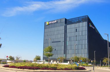 İsrail Herzliya Kasım 2022. Microsoft binası. Cam ve metalden yapılmış modern bir merkez. Bill Gates şirket logosu.