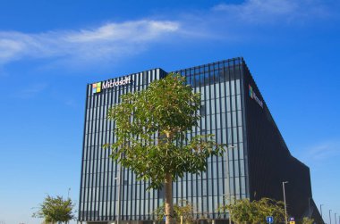 İsrail Herzliya Kasım 2022. Microsoft binası. Cam ve metalden yapılmış modern bir merkez. Bill Gates şirket logosu.