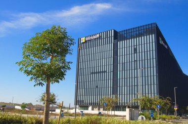 İsrail Herzliya Kasım 2022. Microsoft binası. Cam ve metalden yapılmış modern bir merkez. Bill Gates şirket logosu.