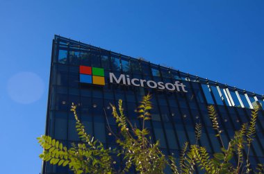 İsrail Herzliya Kasım 2022. Microsoft binası. Cam ve metalden yapılmış modern bir merkez. Bill Gates şirket logosu.