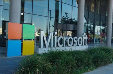 İsrail Herzliya Kasım 2022. Microsoft binası. Cam ve metalden yapılmış modern bir merkez. Yakın plan şirket logosu, büyük harflerle. Binaya giriş..