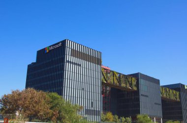 İsrail Herzliya Kasım 2022. Microsoft binası. Cam ve metalden yapılmış modern bir merkez. Bill Gates şirket logosu.
