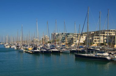 İsrail. Herzliya Kasım 2022. Yat Marina. Yelkenlilerin demirli olduğu rıhtım. Yelkenliyle seyahat, deniz tatili, kira ve yat kiralama..