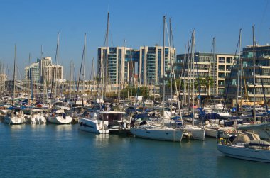 İsrail. Herzliya Kasım 2022. Yat Marina. Yelkenlilerin demirli olduğu rıhtım. Yelkenliyle seyahat, deniz tatili, kira ve yat kiralama..