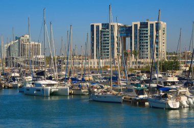 İsrail. Herzliya Kasım 2022. Yat Marina. Yelkenlilerin demirli olduğu rıhtım. Yelkenliyle seyahat, deniz tatili, kira ve yat kiralama..