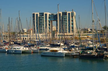 İsrail. Herzliya Kasım 2022. Yat Marina. Yelkenlilerin demirli olduğu rıhtım. Yelkenliyle seyahat, deniz tatili, kira ve yat kiralama..