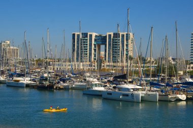İsrail. Herzliya Kasım 2022. Yat Marina. Yelkenlilerin demirli olduğu rıhtım. Yelkenliyle seyahat, deniz tatili, kira ve yat kiralama..
