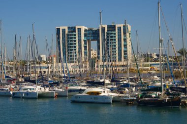 İsrail. Herzliya Kasım 2022. Yat Marina. Yelkenlilerin demirli olduğu rıhtım. Yelkenliyle seyahat, deniz tatili, kira ve yat kiralama..