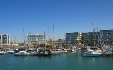 İsrail. Herzliya Kasım 2022. Yat Marina. Yelkenlilerin demirli olduğu rıhtım. Yelkenliyle seyahat, deniz tatili, kira ve yat kiralama..