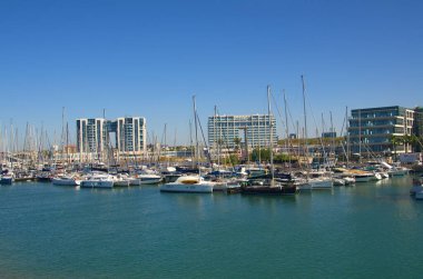 İsrail. Herzliya Kasım 2022. Yat Marina. Yelkenlilerin demirli olduğu rıhtım. Yelkenliyle seyahat, deniz tatili, kira ve yat kiralama..