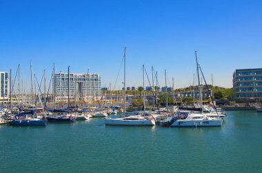 İsrail. Herzliya Kasım 2022. Yat Marina. Yelkenlilerin demirli olduğu rıhtım. Yelkenliyle seyahat, deniz tatili, kira ve yat kiralama..