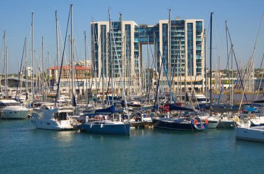 İsrail. Herzliya Kasım 2022. Yat Marina. Yelkenlilerin demirli olduğu rıhtım. Yelkenliyle seyahat, deniz tatili, kira ve yat kiralama..