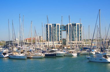 İsrail. Herzliya Kasım 2022. Yat Marina. Yelkenlilerin demirli olduğu rıhtım. Yelkenliyle seyahat, deniz tatili, kira ve yat kiralama..