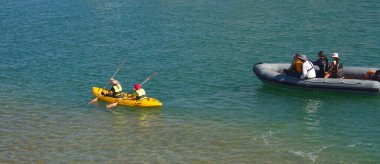 Israel Marina Herzliya. Kasım 2022. Çocuklar kanoyu nasıl kontrol edeceklerini öğrenirler. Yüzme dersleri, kaptanlar okulu, yelkenli tekneler. Kürekli bir kanodaki çocuklar, bottaki yetişkin gözlemciler.