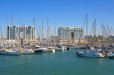 İsrail. Herzliya Kasım 2022. Yat Marina. Yelkenlilerin demirli olduğu rıhtım. Yelkenliyle seyahat, deniz tatili, kira ve yat kiralama..