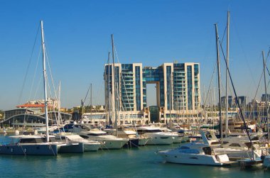 İsrail. Herzliya Kasım 2022. Yat Marina. Yelkenlilerin demirli olduğu rıhtım. Yelkenliyle seyahat, deniz tatili, kira ve yat kiralama..