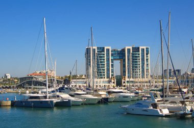 İsrail. Herzliya Kasım 2022. Yat Marina. Yelkenlilerin demirli olduğu rıhtım. Yelkenliyle seyahat, deniz tatili, kira ve yat kiralama..