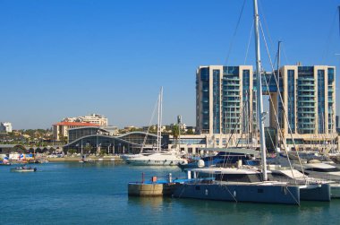 İsrail. Herzliya Kasım 2022. Yat Marina. Yelkenlilerin demirli olduğu rıhtım. Yelkenliyle seyahat, deniz tatili, kira ve yat kiralama..