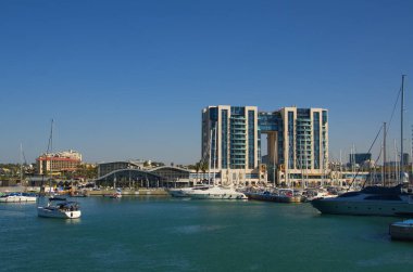 İsrail. Herzliya Kasım 2022. Yat Marina. Yelkenlilerin demirli olduğu rıhtım. Yelkenliyle seyahat, deniz tatili, kira ve yat kiralama..