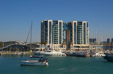 İsrail. Herzliya Kasım 2022. Yat Marina. Yelkenlilerin demirli olduğu rıhtım. Yelkenliyle seyahat, deniz tatili, kira ve yat kiralama..